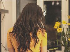 మీ జుట్టు మృదువుగా, ఆకర్షణీయంగా ఉండాలని మీరు కోరుకుంటున్నారా? అప్పుడు గుడ్డుతో చికిత్స చేయండి ...