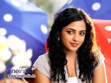 మగవారితో సరసాలాడేందుకు మగువలు ఎలాంటి సంకేతాలిస్తారంటే...!