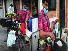 వైరల్ వీడియో : అప్పుడు ‘బాబా కా దాబా’.. ఇప్పుడు సైకిల్ పై దోశలు అమ్మే వ్యక్తి...