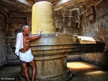 ఆ పూజారి శివలింగంపై కాలు మోపేవారు.. అయినా ఎవ్వరూ తప్పుగా భావించే వారు కాదు.. ఎందుకో తెలుసా... 