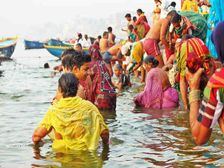 నదిలో, కొలనులో నాణేలు ఎందుకు వేస్తారో తెలుసా...