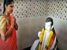 భర్తనే భగవంతుడిగా భావించిన భార్య.. భర్త విగ్రహానికి ప్రతిరోజూ పూజ...