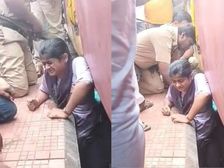 Duvvada Station: దువ్వాడ రైల్వే స్టేషన్‌లో రైలు-ఫుట్‌పాత్‌ మధ్య ఇరుక్కున్న విద్యార్థిని