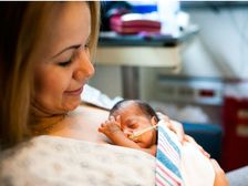 Kangaroo Care: ఇంక్యుబేటర్ కంటే కూడా కంగారూ చికిత్సే బెటర్