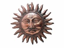 ఇంట్లో రాగితో చేసిన సూర్యుడిని పెట్టుకుంటే అదృష్టం కలిసి వస్తుంది, ఏ దిక్కున పెట్టాలంటే..