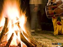 భోగి వేళ మంటలు పెడుతుంటే వీటిని అస్సలే వేయకూడదు, అవేంటంటే.. 