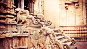 గుళ్లోకి వెళ్లే ముందు మెట్లను తాకి ఎందుకు మొక్కుతారో తెలుసా?