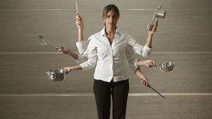 Astrology Tips: స్త్రీలు చేయకూడని పనులు.. వాటిని చేయడం వల్ల ఇంట్లో దరిద్రమే