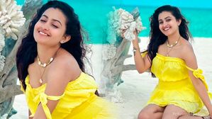 బీచ్ లో చిలిపి ఫోజులతో రచ్చ..రచ్చ.. థండర్ థైస్ తో కుర్రాళ్ళకి పించ్చెక్కించేస్తున్న దీపికా పిల్లి..!! 