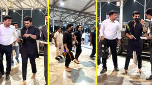 రామ్ చరణ్ చెప్పులు లేకుండా బేర్ ఫూట్ మరియు బ్లాక్ కుర్తాలో: అతని స్టైల్ కి అభిమానులు ఫిదా..