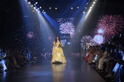 Lakme Fashion Week 2023: హార్ట్ అటాక్ తర్వాత సుస్మితా సేన్ లాక్మే ఫ్యాషన్ వీక్‌లో గోల్డెన్ ఎల్లో కలర్ లెహంగాలో