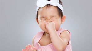 పిల్లలు పదేపదే కళ్ళు రుద్దుతుంటే దాని అర్థం ఏమిటి? ప్రమాదకరమా? కళ్ళు రుద్దడం నివారించడం ఎలా?