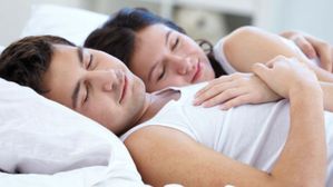 భార్య భర్తకు ఎడమవైపు పడుకోవాలంటారు.. ఎందుకో తెలుసా?