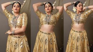 Sreemukhi: గోల్డ్ కలర్ లెహంగాలో శ్రీముఖి గ్లామర్ ట్రీట్, చేతులు పైకెత్తి మరీ టెంప్టింగ్ ఫోజులు