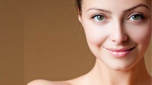 వేసవికాలంలో చర్మం పొడిబారి నిర్జీవంగా మారిందా? ఇలా చేస్తే మెరిసే చర్మం సొంతమవుతుంది