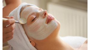 ఫేషియల్ చేయించుకున్నారా? తర్వాత ఏం చేయాలో, ఏం చేయకూడదో తెలుసా?