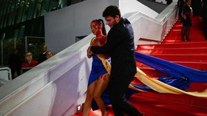 Cannes Film Festival 2023:కేన్స్ ఫిల్మ్ ఫెస్ట్ లో ఓ విచిత్రమైన సంఘటన:రక్తం ధారపోసి రష్యాపై నిరసన తెలిపిన మహిళ