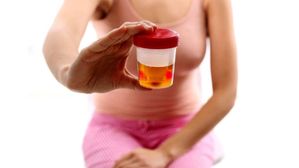 మీ మూత్రం ఏ రంగులో ఉంది? డార్క్ ఎల్లో, పింక్ కలర్‌లో ఎందుకుంటుందో తెలుసా?