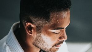 చిన్న పనికే చెమటలు కక్కుతున్నారా? ఈ ఫుడ్స్‌కు దూరంగా ఉంటే మంచిది 