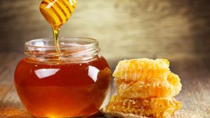 పొరపాటున కూడా తేనెతో పాటు వీటిని తినొద్దు, ఆరోగ్య సమస్యలతో బాధపడాల్సి వస్తుంది