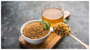 రోజూ ఉదయాన్నే నీళ్లలో నానబెట్టిన ఒక చెంచా మెంతులు తినడం వల్ల కలిగే ప్రయోజనాలు!