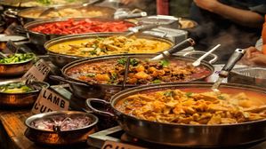 ఇలాంటి వారి ఇంట్లో భోజనం చేస్తే పాపాలు చుట్టుకుంటాయి.. వాళ్లు ఎవరంటే?