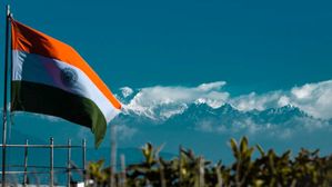 ఈ రాశుల వారు.. పెరిగిన ఊరికి, తల్లి లాంటి దేశానికి సేవ చేయడంలో ముందుంటారు