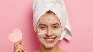  DIY Fruit Scrub: పొడి చర్మం నుండి బయటపడటానికి బొప్పాయి మరియు పైనాపిల్ స్క్రబ్ ఉపయోగించండి