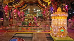 తిరుమలలో హంస వాహనంపై స‌ర‌స్వ‌తి అలంకారంలో శ్రీ‌ మలయప్ప