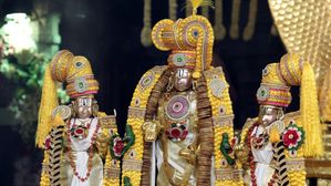 శ్రీ వెంకటేశ్వర స్వామికి తామర గింజలు, తులసి గింజలు, పవిత్రమాలలతో వేడుకగా స్న‌ప‌న తిరుమంజ‌నం