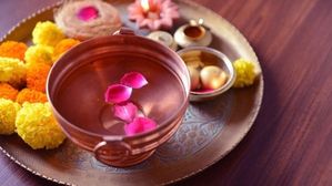 మీ పూజ గదిలో ఒక గ్లాసు మంచి నీళ్లు ఖచ్చితంగా పెట్టాలి... ఎందుకో తెలుసా?
