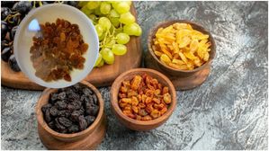 ఉదయాన్నే నిద్రలేవగానే ఎండుద్రాక్ష నానబెట్టిన నీళ్లు తాగమని ఎందుకు చెబుతారో తెలుసా?