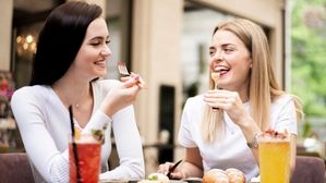 భోజనం చేసేటప్పుడు మద్యలో నీళ్ళు తాగకూడదు.! ఎందుకో తెలుసా?