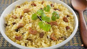 Garlic Rice Recipe: చిత్రాన్నం, పులిహోరాలు తిని అలసిపోతే వెల్లుల్లి రైస్ చేసుకోండి.