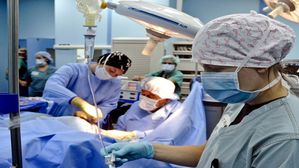 ముక్కులో రక్త స్రావంతో హాస్పిటల్ కు వెళ్లిన వ్యక్తి.. డాక్టర్లు షాక్.....అసలు ఏం జరిగిందటే