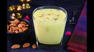 Badam Milk Recipe : ఈజీగా బాదాం మిల్క్ రెడీ.. టేస్టు టేస్టు.. ఎనర్జీకి ఎనర్జీ..