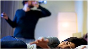 అందమైన భార్యకు అక్రమ సంబంధం ఉందని అర్దరాత్రి బెడ్ రూమ్ లో భర్త ఏం చేశాడంటే ? 