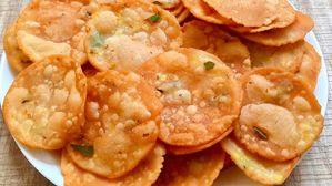 కరకరలాడే చెక్కలు.. తయారు చేసుకోవడం చాలా ఈజీ..!