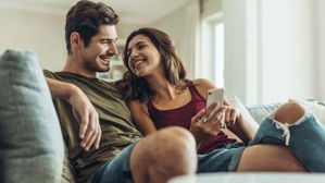 ఈ రాశికి చెందిన భర్తలు తమ భార్యలను పువ్వుల్లో పెట్టి చూసుకుంటారు..!