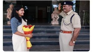తల ఎత్తుకుని గర్వంగా కూతురికి సెల్యూట్ చేసిన ఐపీసీ ఆఫీసర్, తండ్రి కోరిక నేరవేర్చిన యువతి 
