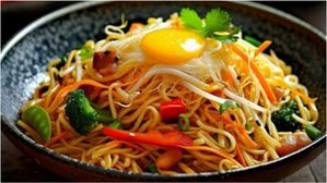 Egg Noodles: ఉదయం టిఫిన్ కి 10 నిముషాల్లో ఎగ్ నూడిల్స్ రెడీ..నోరూరించడమేకాదు..తింటే ఆరోగ్యం కూడా..