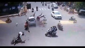 Viral Video : హైప్పీడు కారు నడిరోడ్డులో అందరిపై దూసుకెళ్లింది..కారణం తెలిస్తే షాక్..!