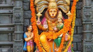 పూజ గదిలో పొరపాటున కూడా ఇలాంటివి ఉండకూడదు, పూజలు చేసినా ఫలితం ఉండదు 