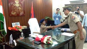 Viral Video : వారణాసి ఐపీఎస్ ఆఫీసర్‌గా 9 ఏల్ల బాలుడు.. బ్రెయిన్ ట్యూమర్ తో బాధపడుతున్న బుల్లి ఐపీఎస్..!