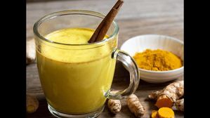 మనిషి ఆరోగ్యానికి పసుపు నీళ్లు, పసుపు పాలలో ఏది మంచింది, కాని అలా చేస్తే మొదటికే ?
