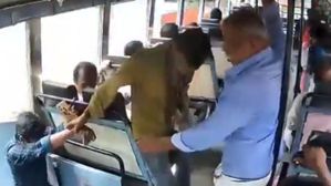 స్పైడర్ మ్యాన్ అయిన బస్ కండక్టర్.. రైలును చేతులతో తోలిన ప్యాసెంజర్లు.. వైరల్ వీడియోలు..!