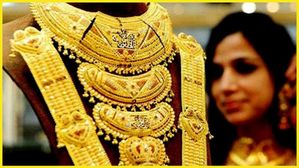 బంగారం కొనాలనుకునే వారికి శుభవార్త !బడ్జెట్ పుణ్యమా అని వేలకు వేలు తగ్గిన బంగారం వెండి ధరలు!