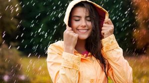 వర్షాకాలంలో జుట్టు రాలడానికి కారణాలు మరియు జుట్టు దుర్వాసను నివారించడానికి సులభమైన చిట్కాలు