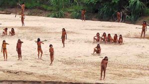 కెమెరాకు చిక్కిన అరుదైన తెగ.. అమెజాన్ అడవుల్లో ఇప్పటికీ ఆదిమానవ సంస్కృతి..!