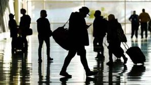 స్వదేశానికి తిరిగివస్తున్న భారతీయులు.. అక్కడ పెరిగిపోతున్న డాక్యుమెంటరీ డ్రీమర్లు..!!